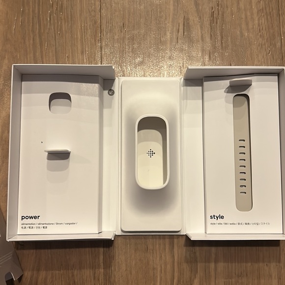 Fitbit Sense health & fitness smartwatch. White/gold version. - Picture 5 of 7